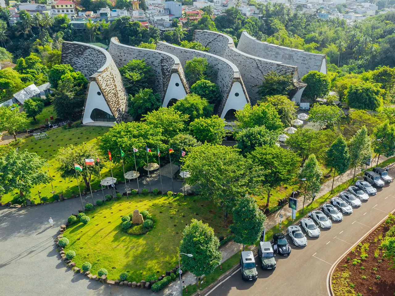 Du khách tham quan Làng Cà Phê Trung Nguyên tại Buôn Ma Thuột Du khách tham quan Làng Cà Phê Trung Nguyên tại Buôn Ma Thuột