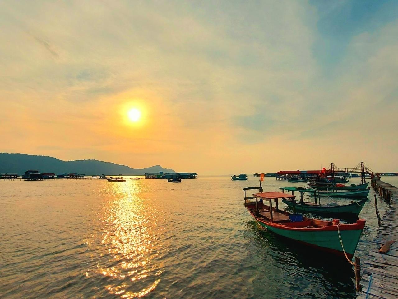 Ngắm hoàng hôn thơ mộng tại làng chài Rạch Vẹm