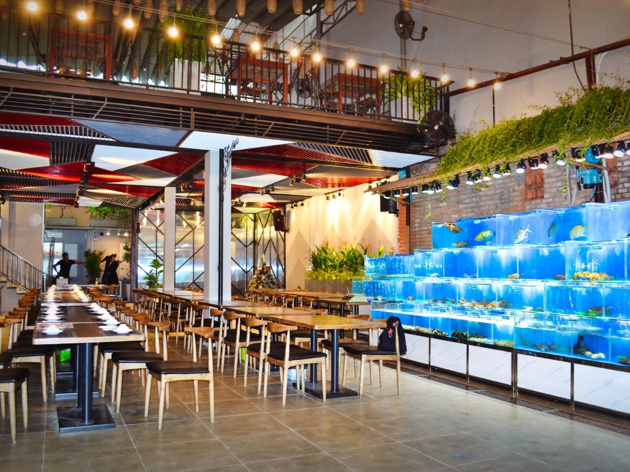Mai Hương Restaurant với không gian rộng rải đa dạng hải sản và ốc