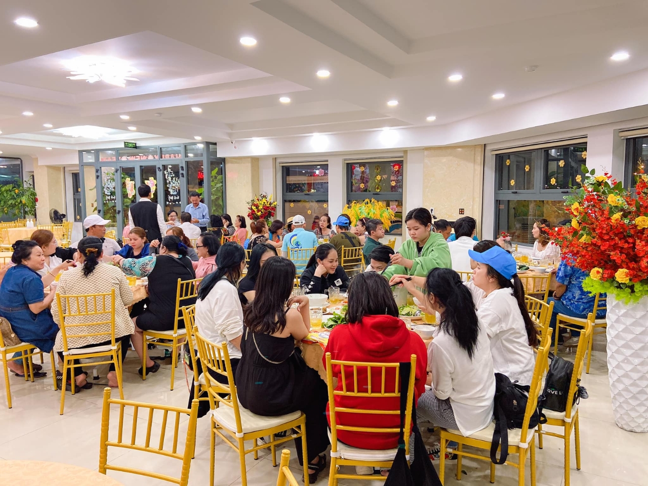 Nhà hàng Hồng Phát phục vụ cho đoàn khách du khách tham quan ở Nha Trang