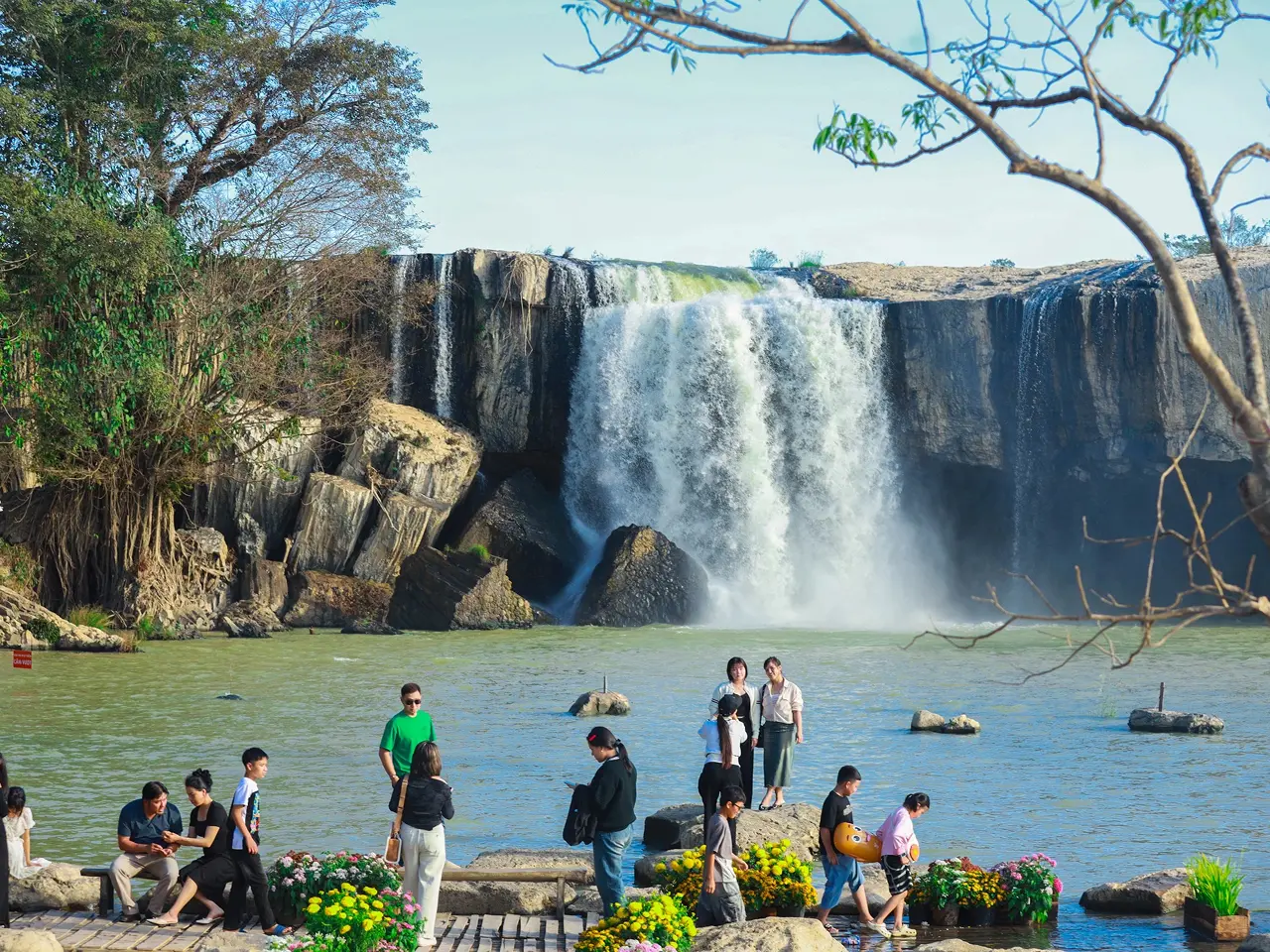 Du khách tham quan Thac Dray Nur Buôn Ma Thuột Du khách tham quan Thac Dray Nur Buôn Ma Thuột