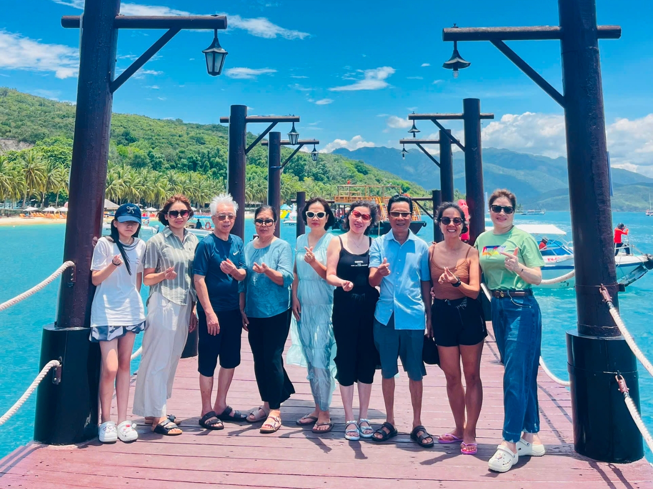 Đoàn Sao Mai cùng nhau check-in hành trình tour đảo Nha Trang.