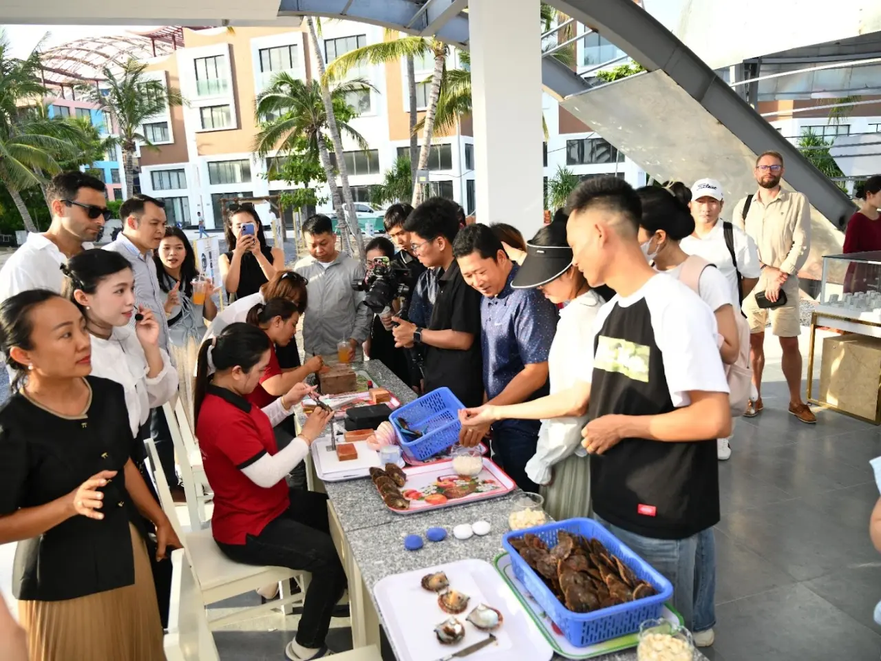Du khách trải nghiệm lặn biển tìm ngọc trai tại Hoàng Gia Pearl Nha Trang