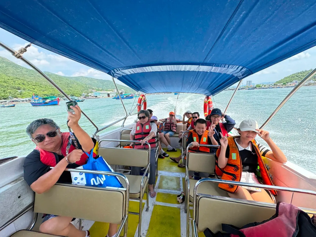 Cano cao tốc đưa đoàn gia đình chị Tuyết tham quan tour 3 đảo Nha Trang