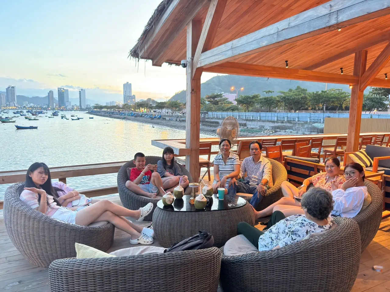 Đoàn check in tại Marina Beach trong chuyến tham quan Nha Trang 4N3Đ