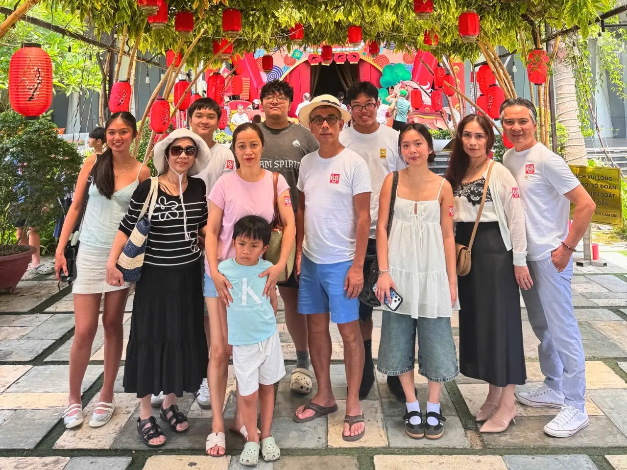 Đoàn gia đình chị Trinh check in tại Làng Yến Mai Sinh