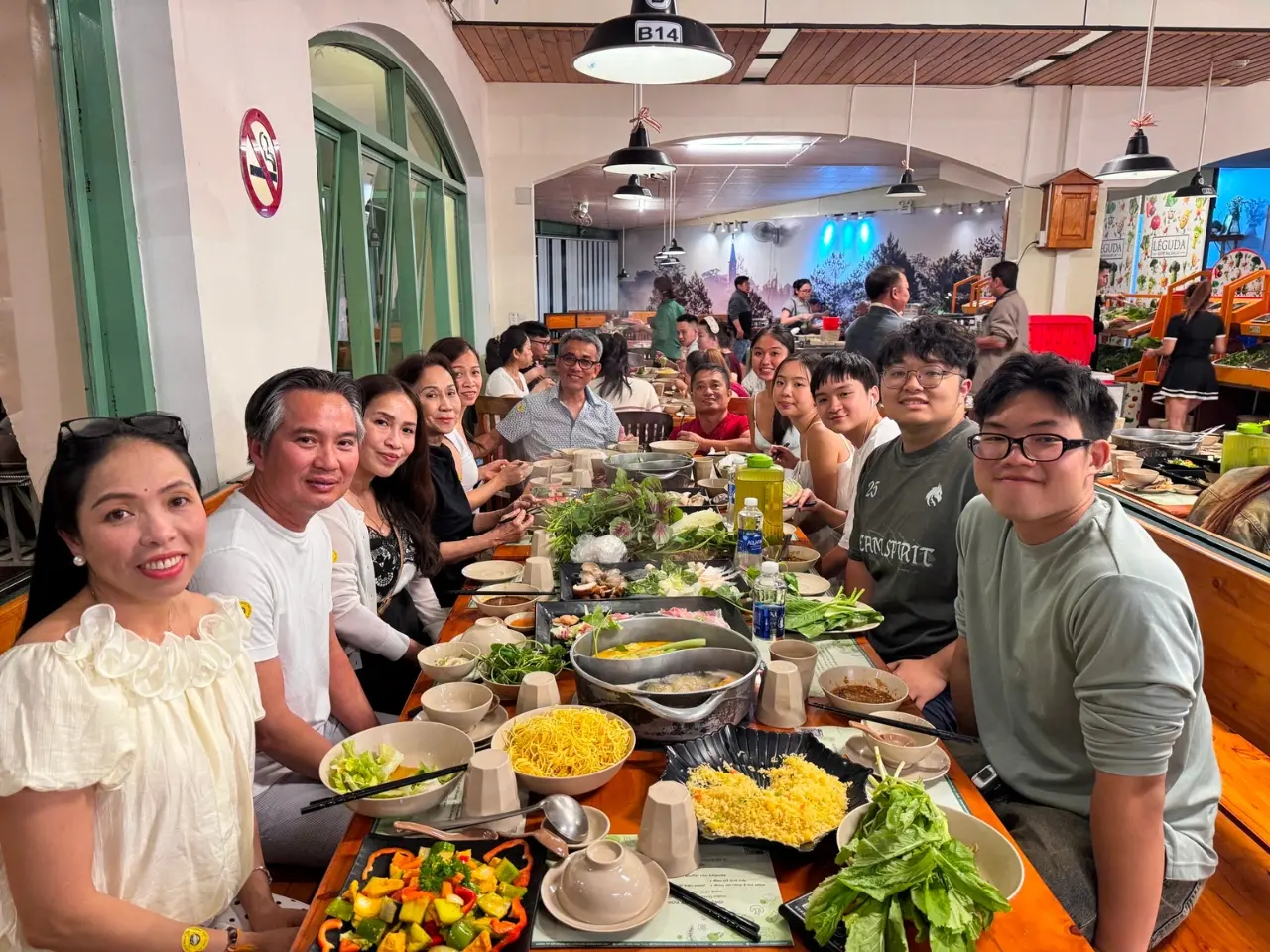 Gia đình chị Yến cùng nhau thưởng thức ẩm thực trong chuyến Nha Trang - Đà Lạt 5N4Đ