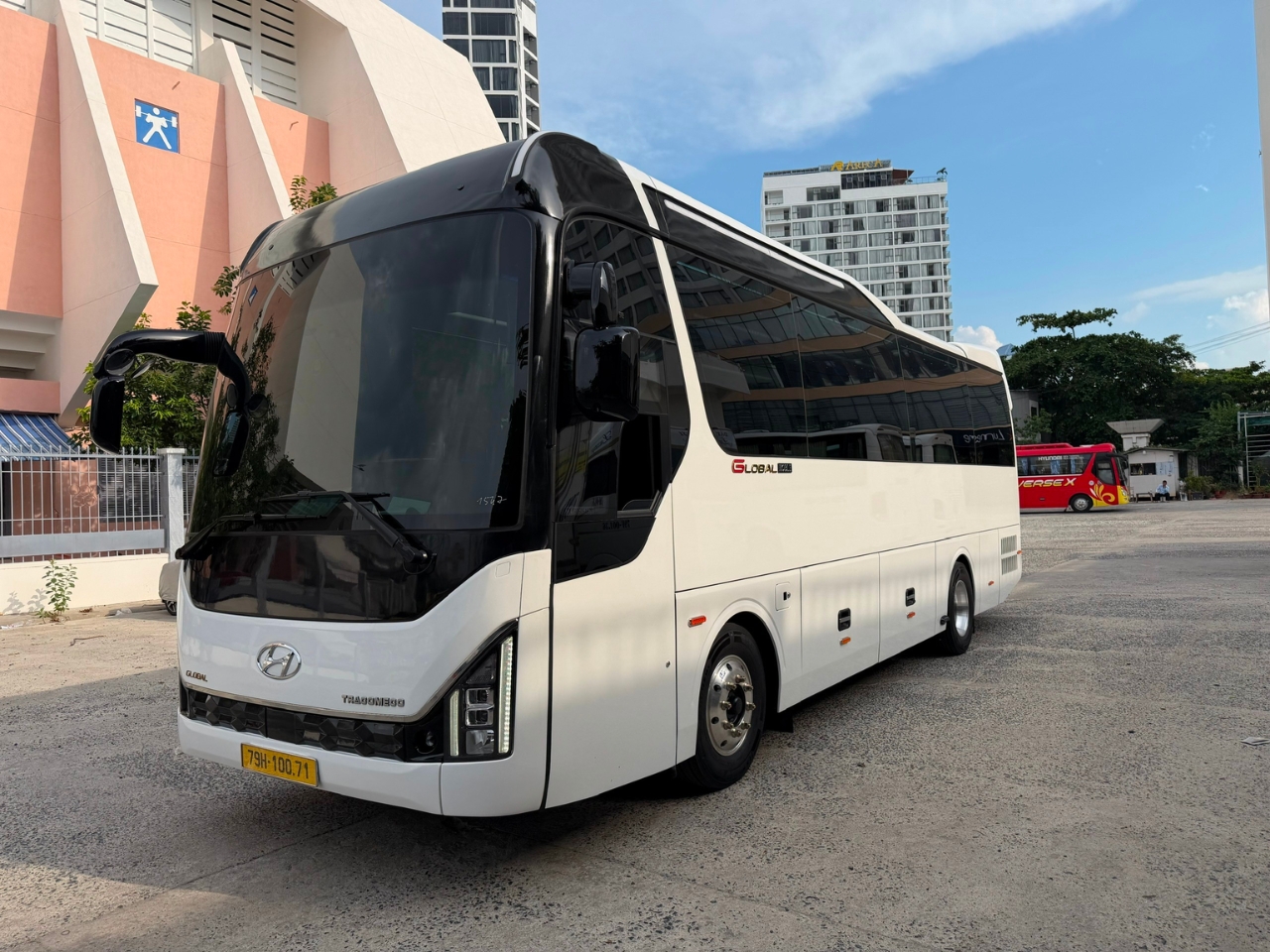 Ngoại thất xe 29 chỗ cao cấp của New Life Travel