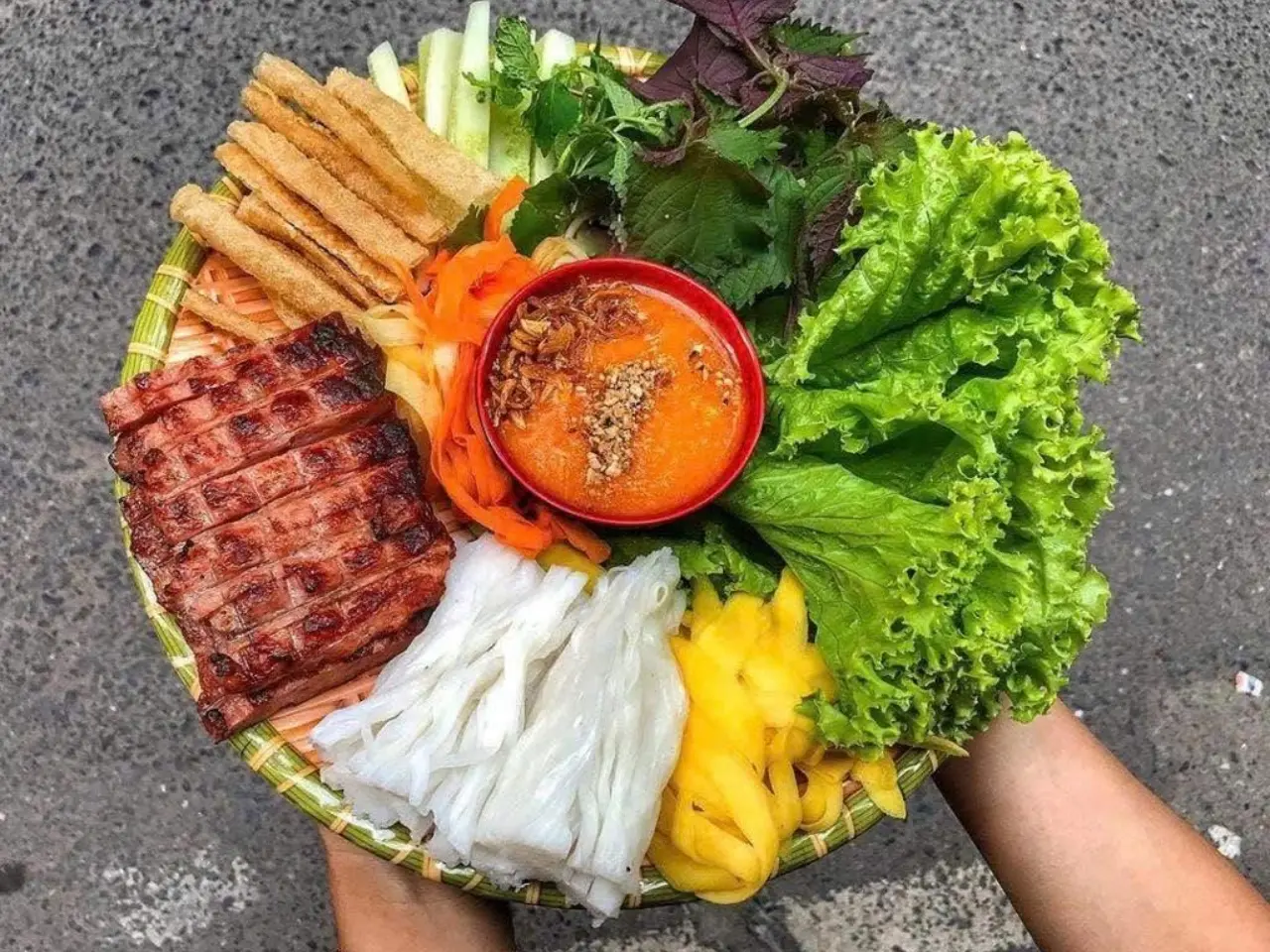 Đĩa nem nướng Nha Trang đầy đủ bày biện đẹp mắt