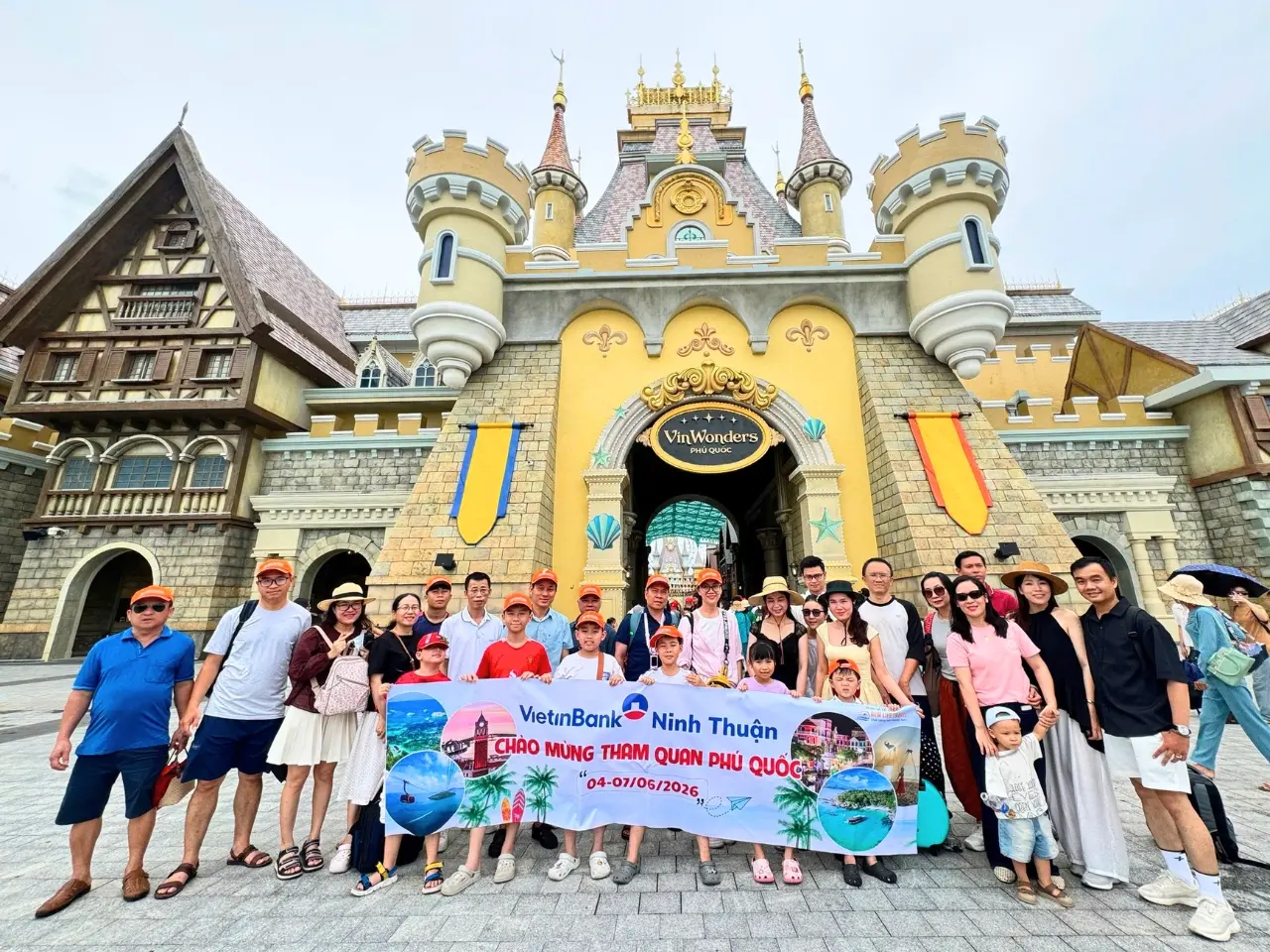 Đoàn check-in tại VinWonders Phú Quốc trong hành trình tham quan Phú Quốc 4 ngày 3 đêm