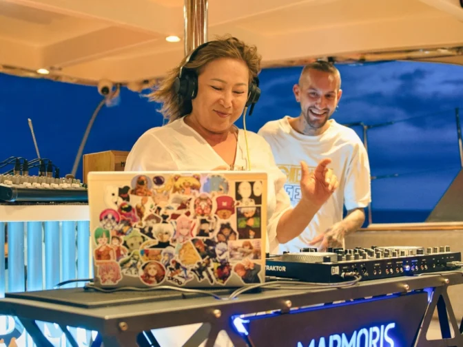 DJ-bar-tren-tour-du-thuyen-hoang-hon-marmoris-yachting-nha-trang