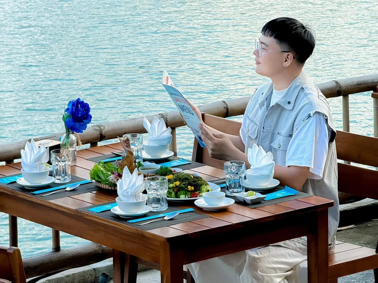 Du khách đang gọi món tại nhà hàng hải sản Làng Tôm với không gian view biển cực chill.