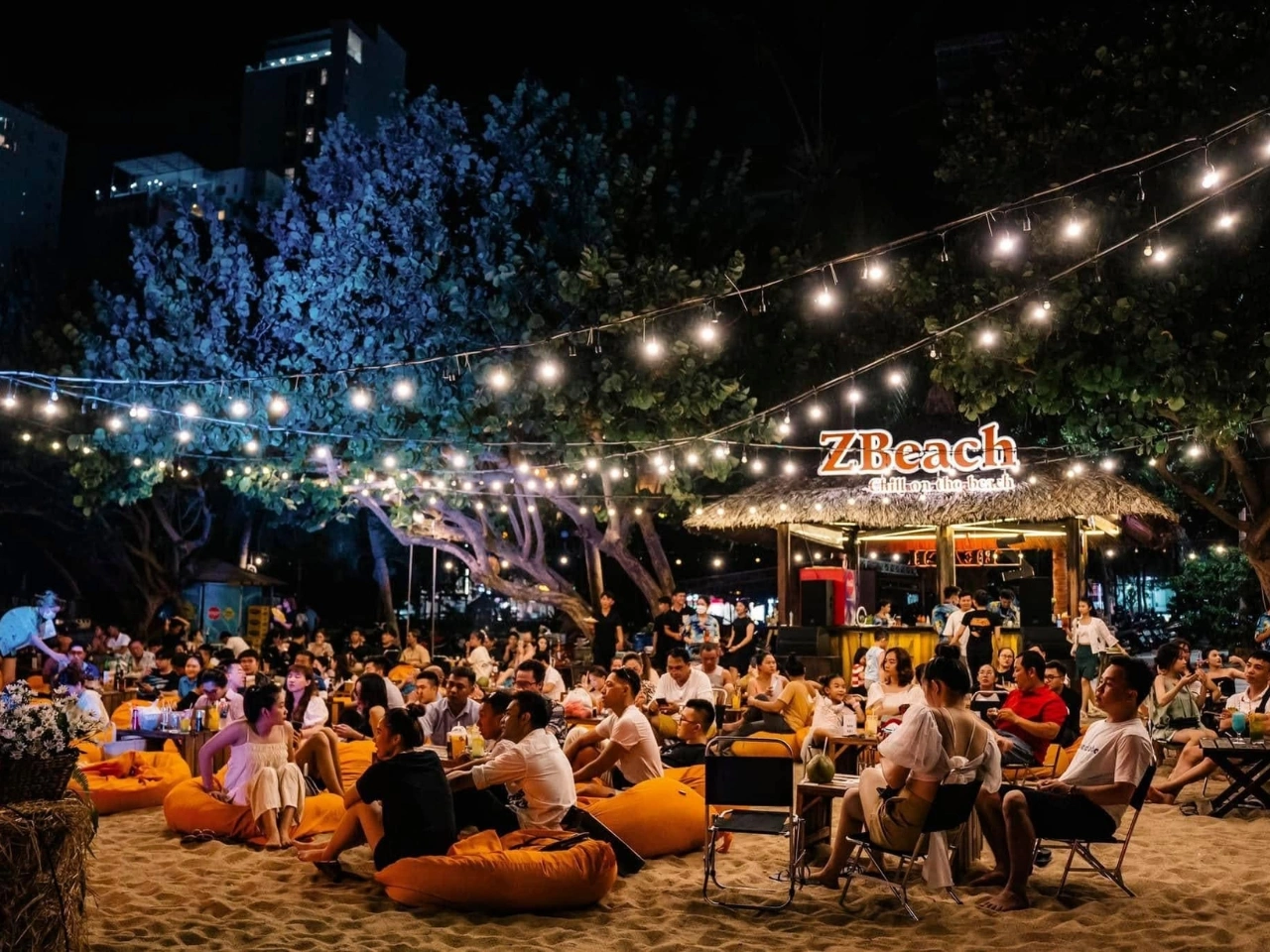 Du khách thư giãn trên nhũng chiếc ghế lười màu cam tại Z Beach Nha Trang Du khách thư giãn trên nhũng chiếc ghế lười màu cam tại Z Beach Nha Trang