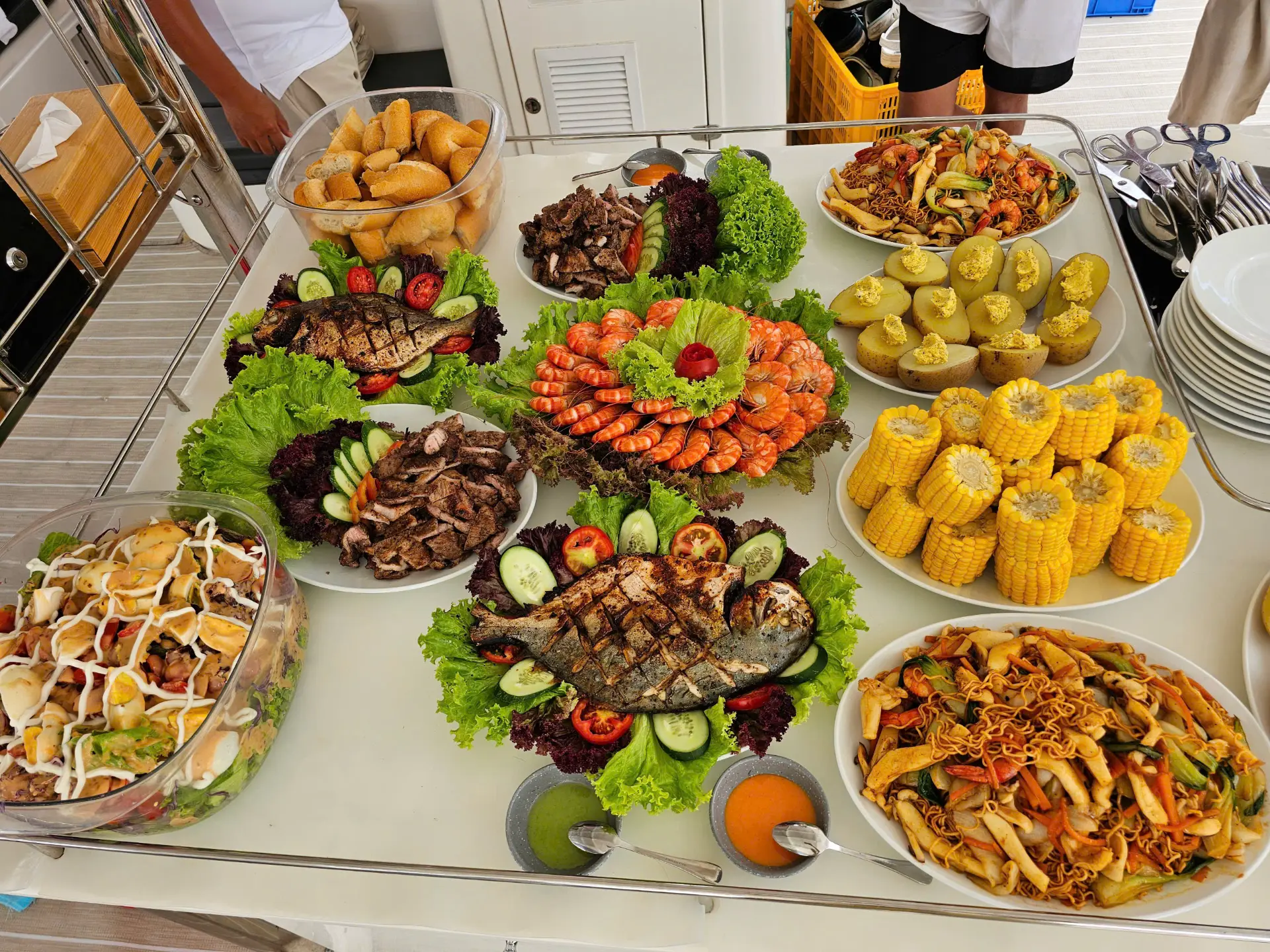 BBQ hải sản trên du thuyền Nemo Yacht Nha Trang BBQ hải sản trên du thuyền Nemo Yacht Nha Trang