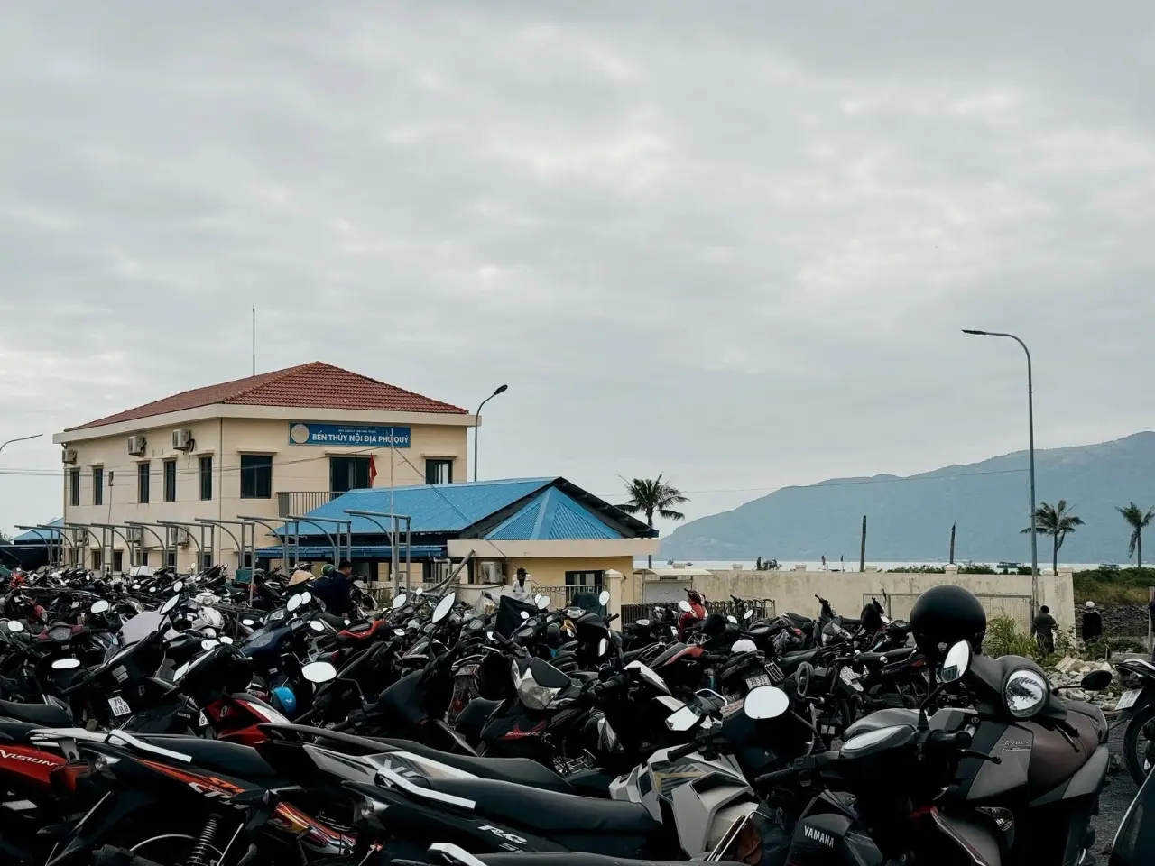 Bãi giữ xe của bến tàu dân sinh Phú Quý Nha Trang Bãi giữ xe của bến tàu dân sinh Phú Quý Nha Trang