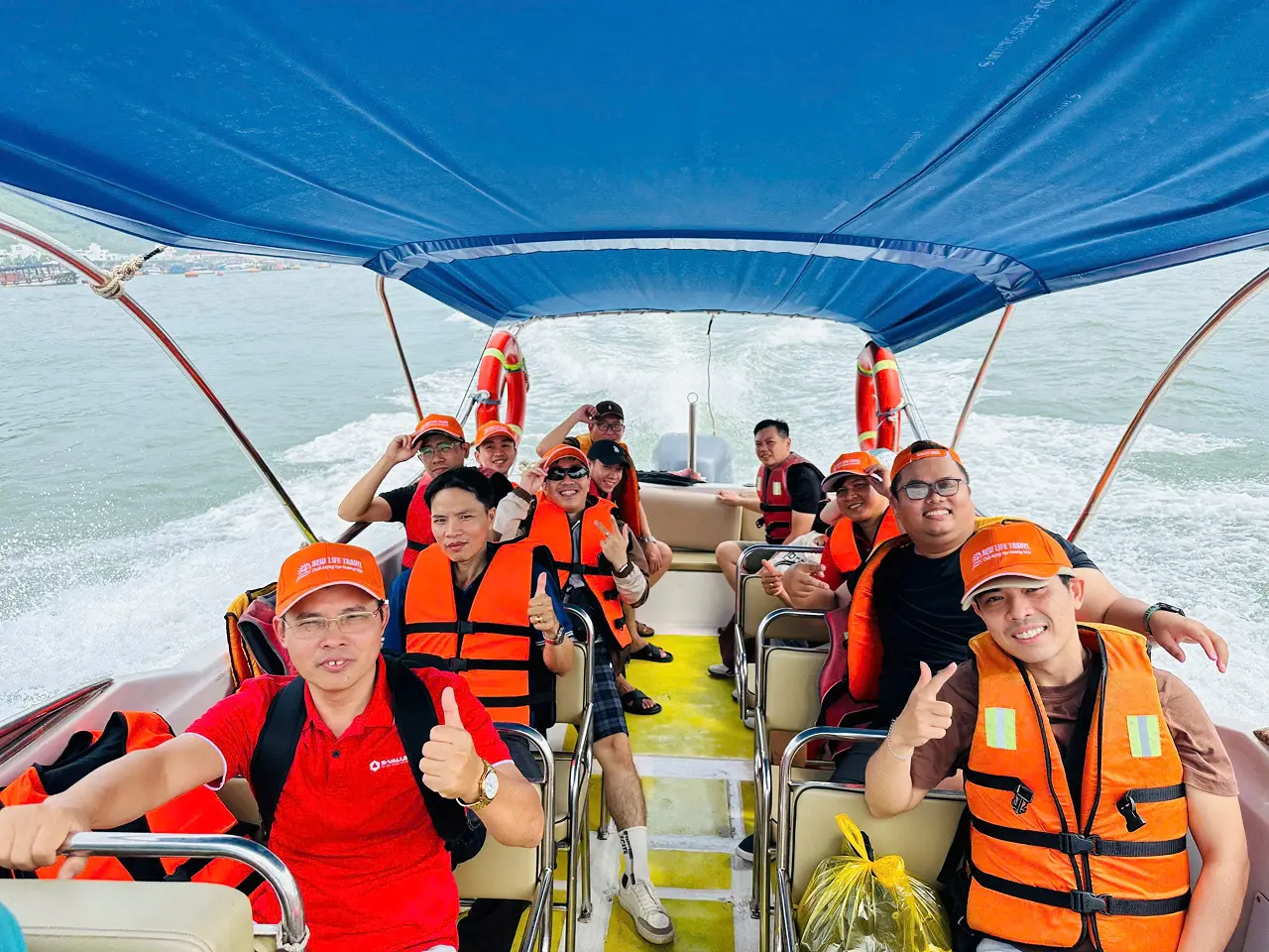Cano cao tốc đưa đón khách đi tour 3 đảo Nha Trang