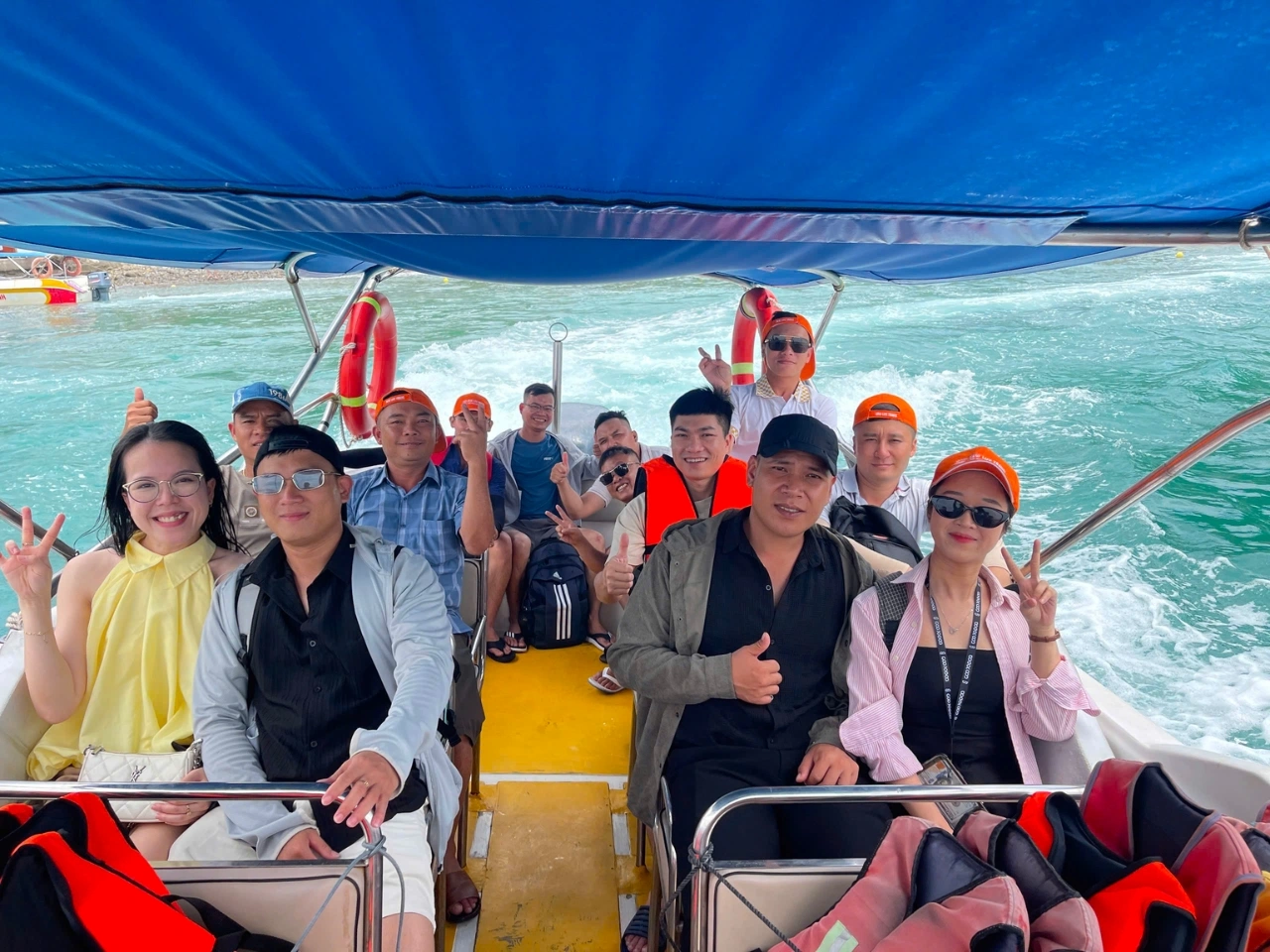 Tập thể công ty Tín Nguyên di chuyển bằng cano trải nghiệm tour đảo Nha Trang