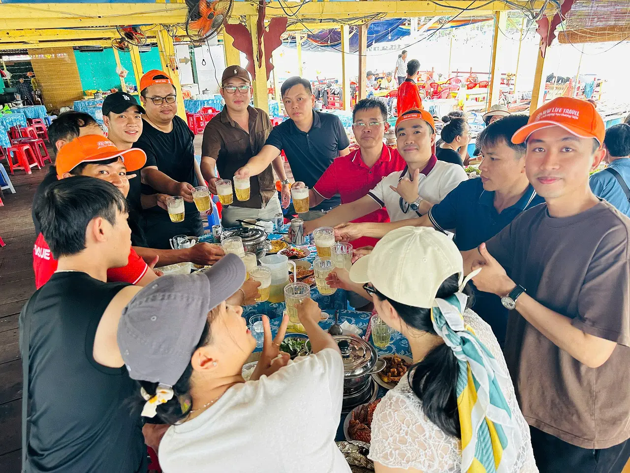 Du khách ăn trưa tại nhà hàng bè nổi trên Làng Chài Nha Trang