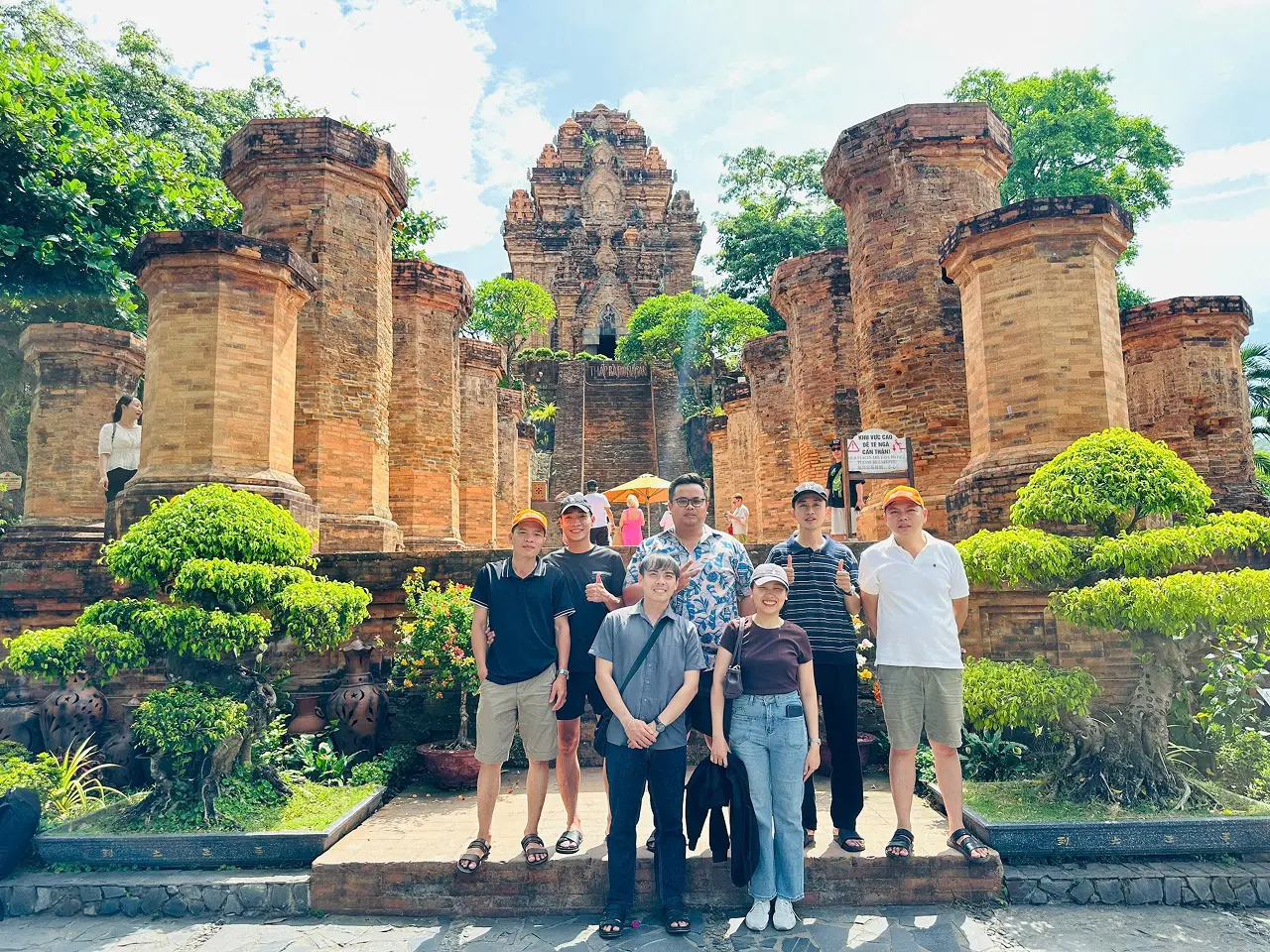 Đoàn Công ty Thẩm định Giá Thành Công tham quan Tháp Bà Ponagar Nha Trang