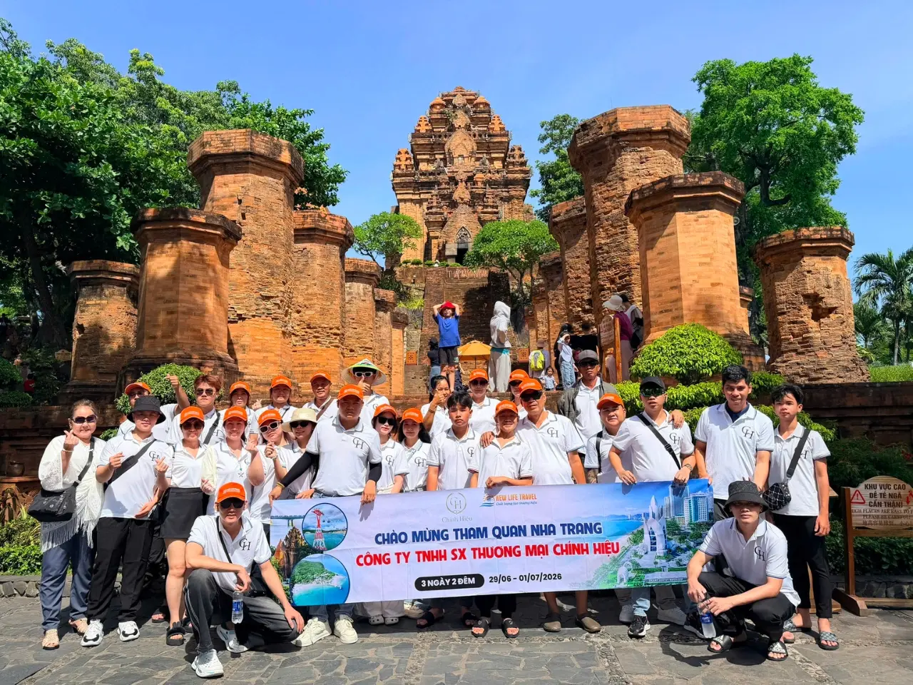 doan-cty-chinh-hieu du-lich-nha-trang-3n2d-check-in-Thap-ba-ponagar