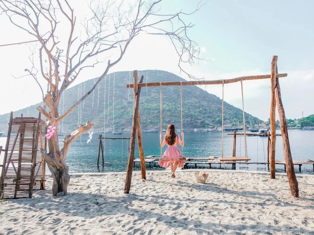 Check in tại xích đu ngắm cảnh biển ở đảo Tình Yêu Nha Trang Check in tại xích đu ngắm cảnh biển ở đảo Tình Yêu Nha Trang