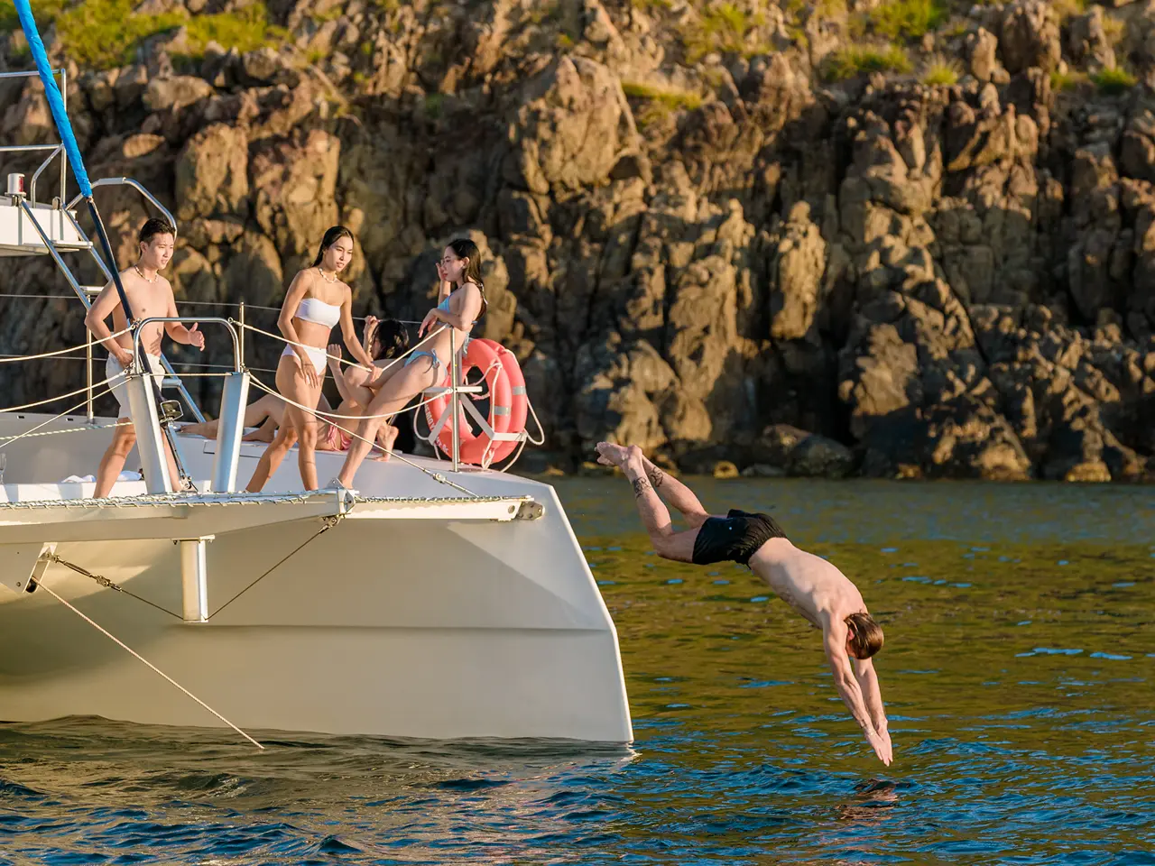 Du khách tham gia các hoạt động thể thao trên du thuyền Nemo Yacht Du khách tham gia các hoạt động thể thao trên du thuyền Nemo Yacht