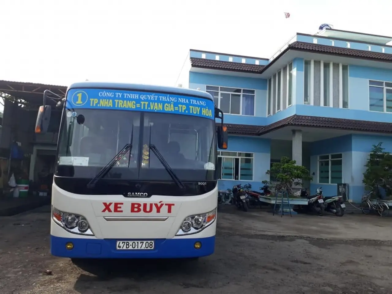 Xe buýt Quyết Thắng di chuyển tuyến Nha Trang Tuy Hoà
