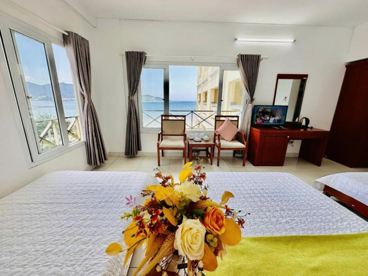 Hòn Chồng nhà nghỉ Nha Trang gần biển