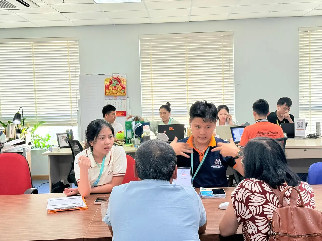 Đặt Tour 2 Đảo Bãi Tranh - Làng Chài cùng New Life Travel Nhân viên New Life Travel tư vấn đặt tour Bãi Tranh - Làng Chài