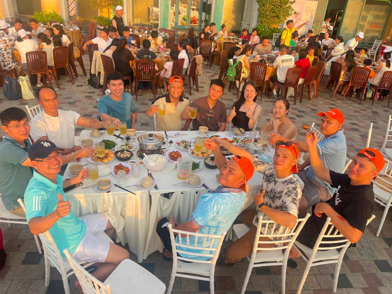 Tập thể Tín Nguyên thưởng thức ẩm thực ở Đảo trong tour Nha Trang 4N3Đ