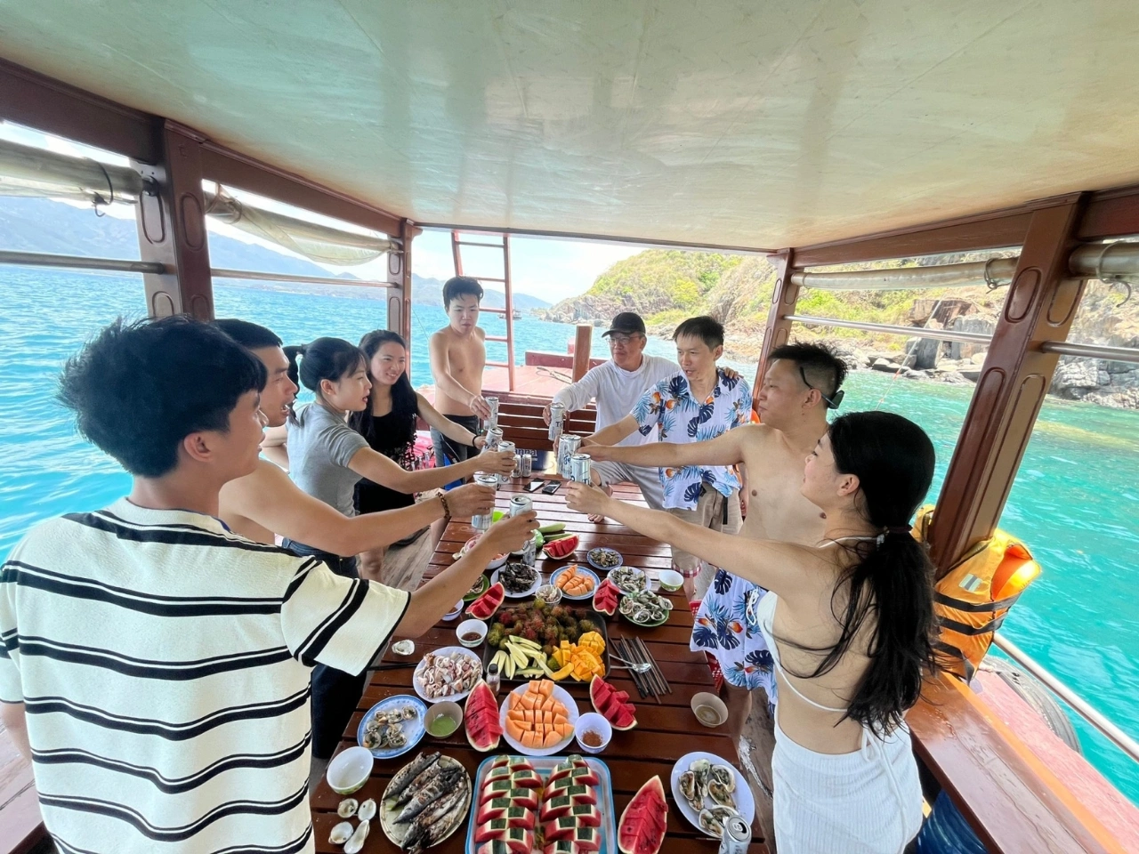 Đoàn khách thưởng thức BBQ hải sản trong tour câu cá Nha Trang