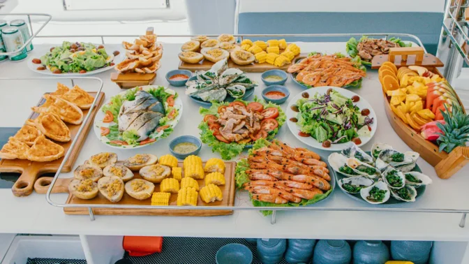 tiec-buffet-hai-san-tuoi-ngon-tren-du-thuyen-nemo-yacht-nha-trang