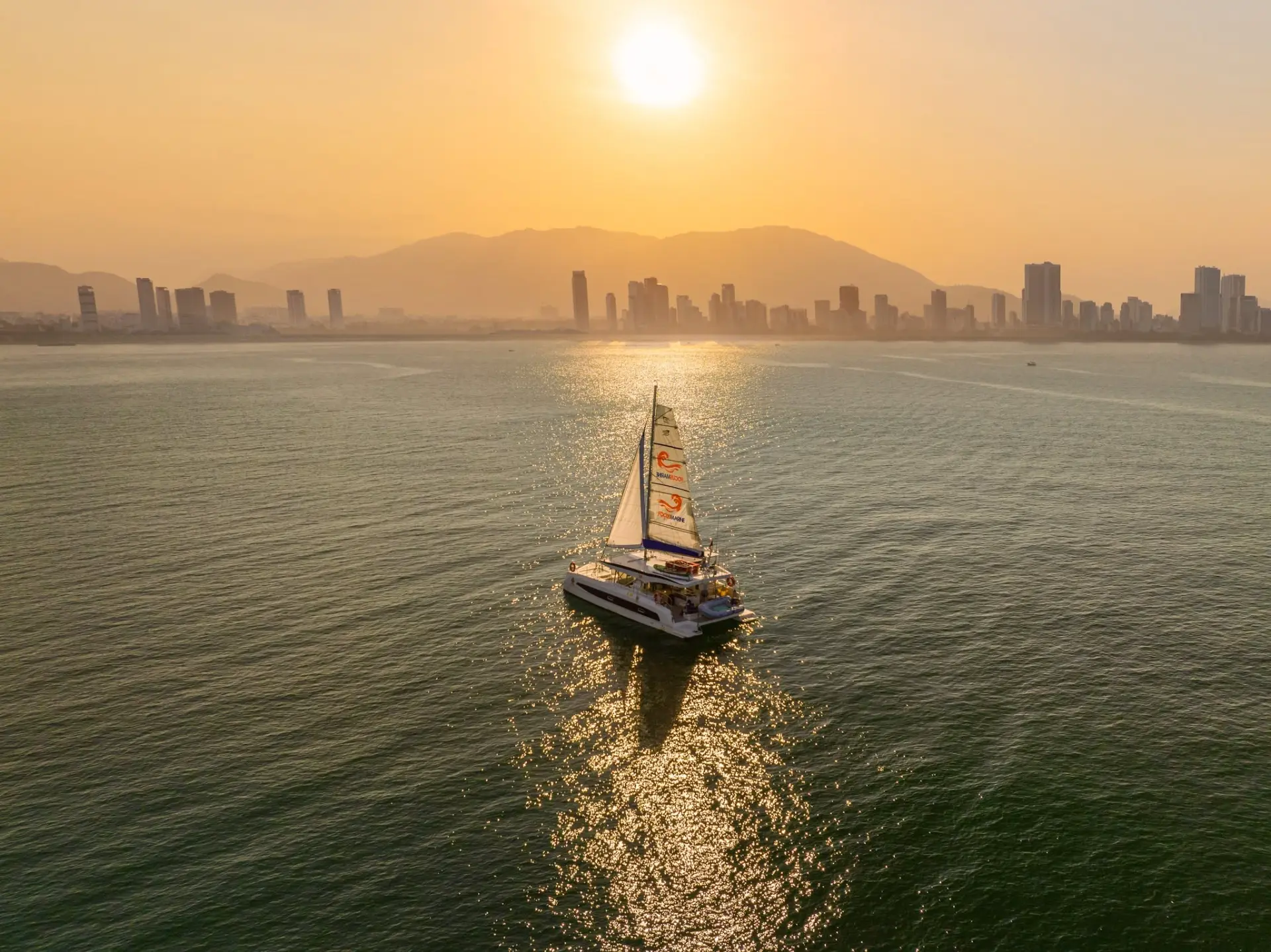 Cảnh hoàng hôn trên vịnh Nha Trang - góc nhìn từ du thuyền Nemo Yacht Cảnh hoàng hôn trên vịnh Nha Trang - góc nhìn từ du thuyền Nemo Yacht