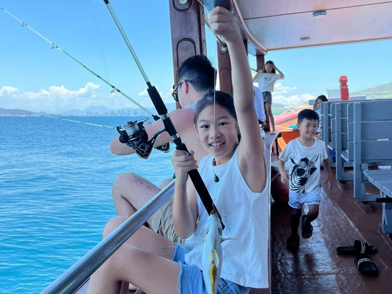 Cần câu và trang thiết bị được chuẩn bị sẵn trong tour câu cá Nha Trang