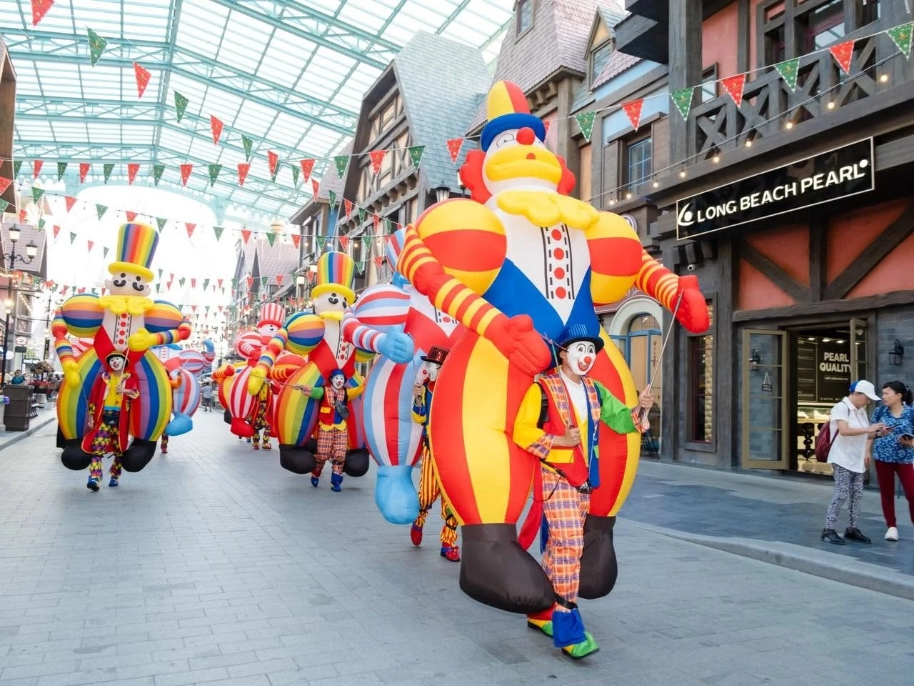 Các nghệ sĩ trong trang phục Mascot rối hơi tham gia diễu hành tại VinWonders Phú Quốc