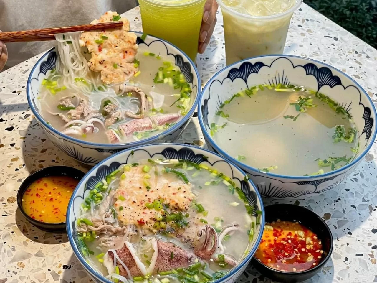 Bữa tối bún quậy là quyền lợi đã nằm trong giá tour
