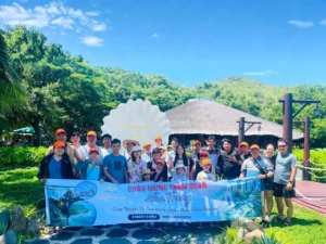 cac-thanh-vien-Nguyen-Vu-Corp-check-in-hon-tam-nha-trang