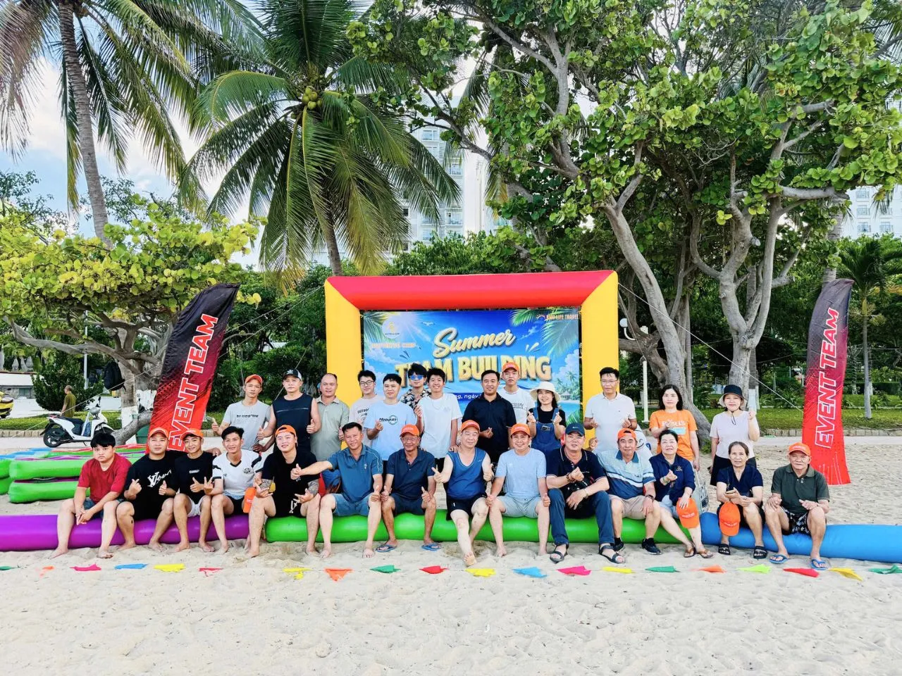 Ảnh tập thể Nguyen Vũ Corp trong chương trình Summer Team Building trên bãi biển.