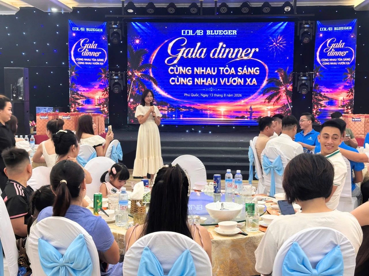 Ảnh thành viên và gia đình BLUEGER tại đêm Gala Dinner ở Phú Quốc.