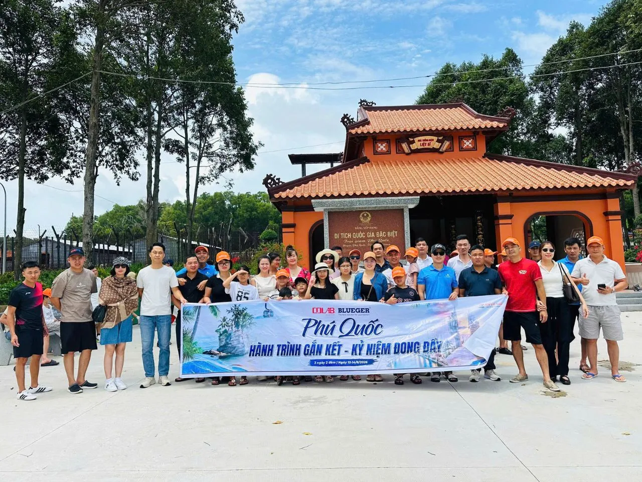 Các thành viên của BLUEGER cùng nhau check in ở Nhà Tù Phú Quốc