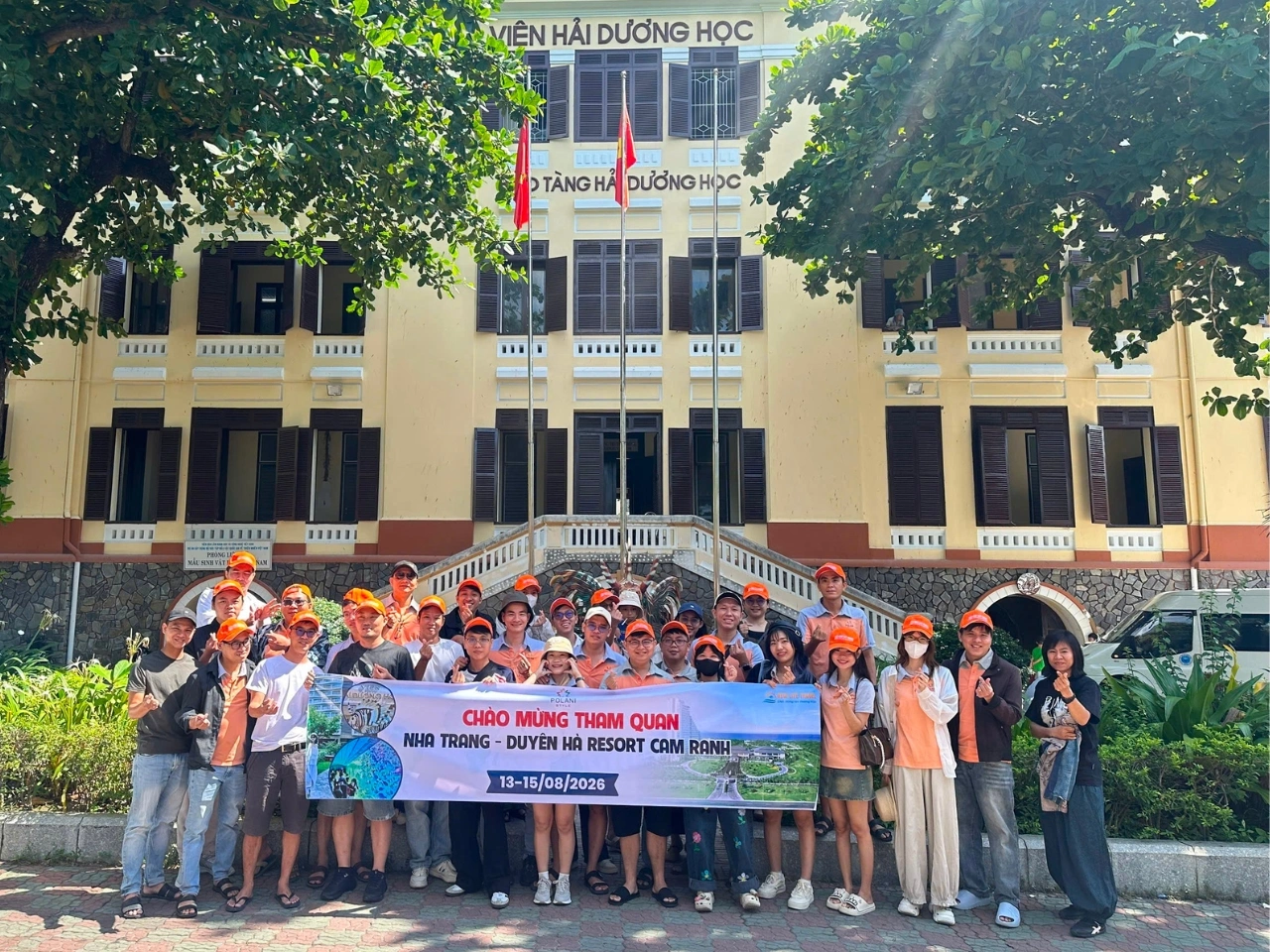 doan-Polani-check-in-o-vien-hai-duong-hoc-trong-tour-Nha-trang-Cam-Ranh (1)