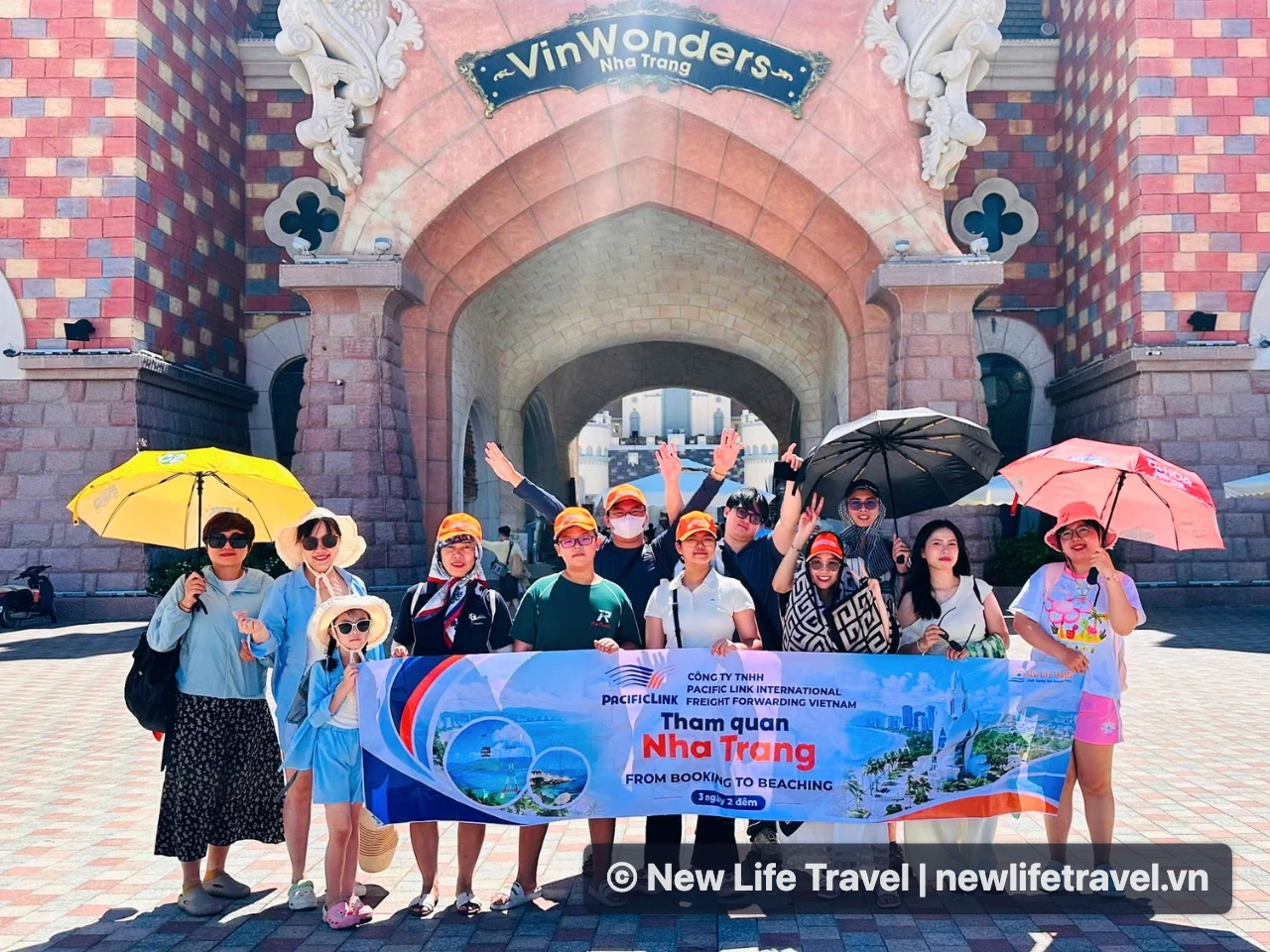 Đoàn khách Pacific Link International chụp ảnh kỷ niệm tại VinWonders Nha Trang.
