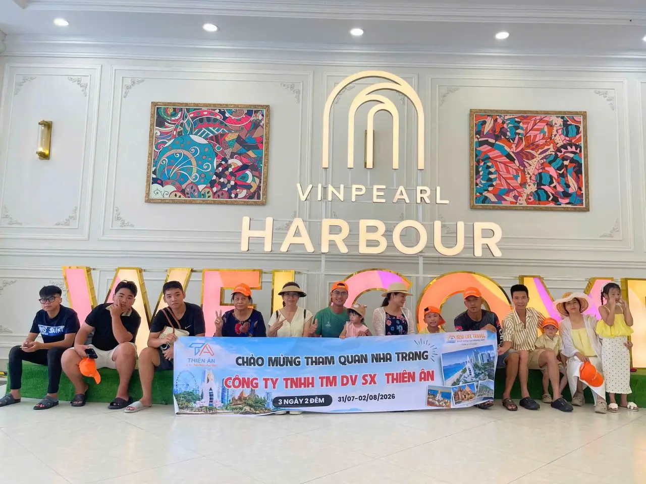 Đoàn Thiên Ân check-in tại VinWonders Nha Trang, trải nghiệm cáp treo và các khu vui chơi.