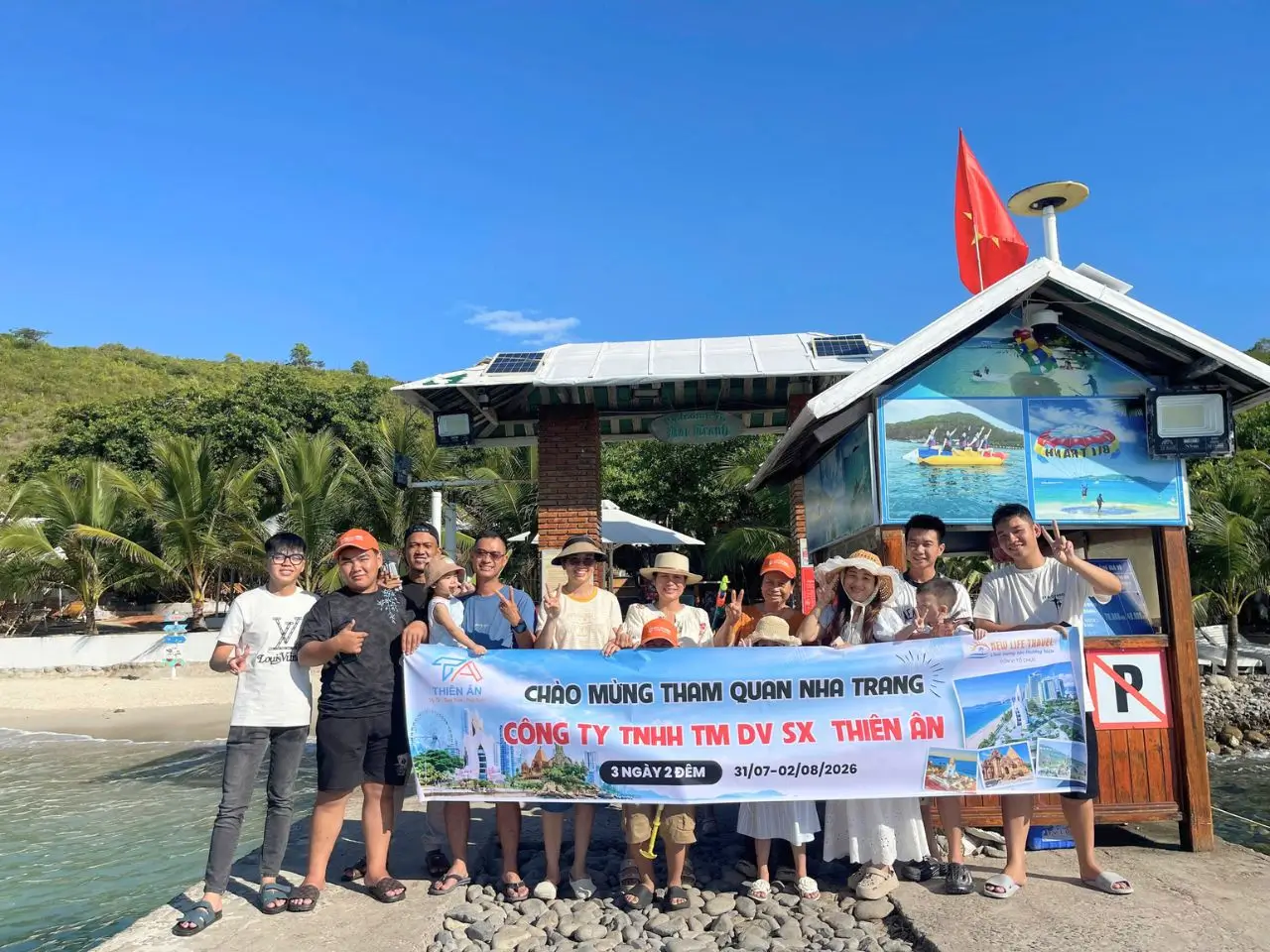 Đoàn Thiên Ân vui chơi và chụp ảnh tại Bãi Tranh