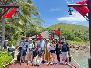 du-khach-chup-anh-check-in-cau-cang-hon-tam-nha-trang