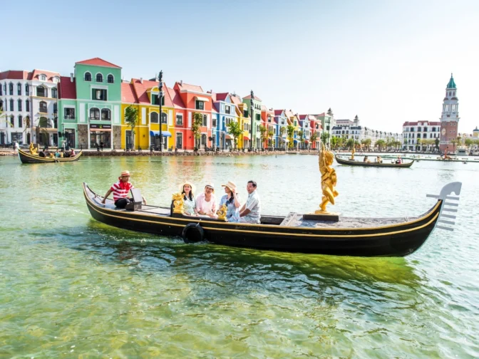 du-khach-trai-nghiem-thuyen-tren-dong-song-Venice