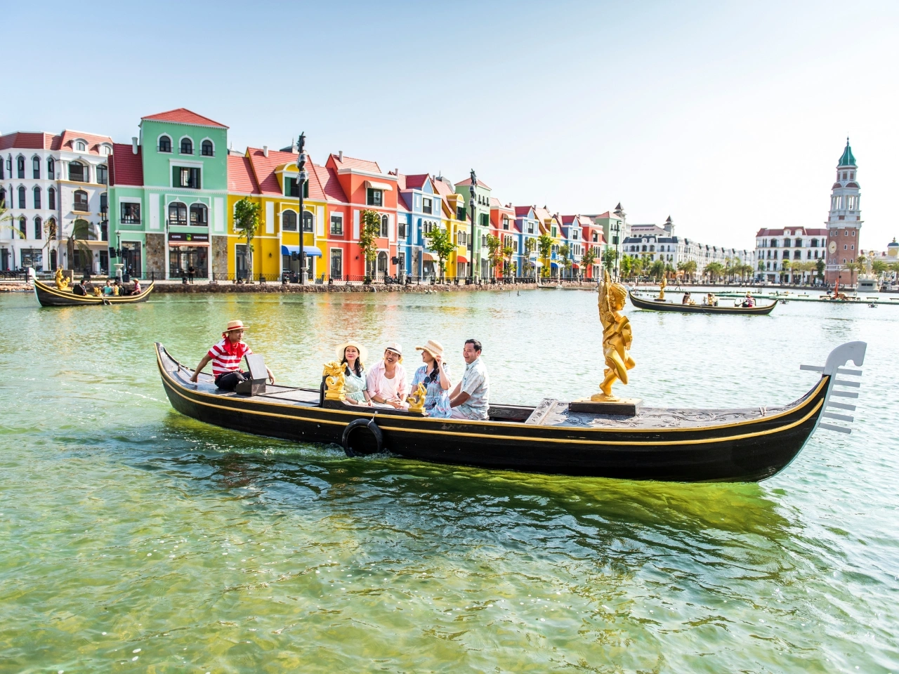 Thuyền trên kênh Venice Grand World Phú Quốc vào cuối chiều