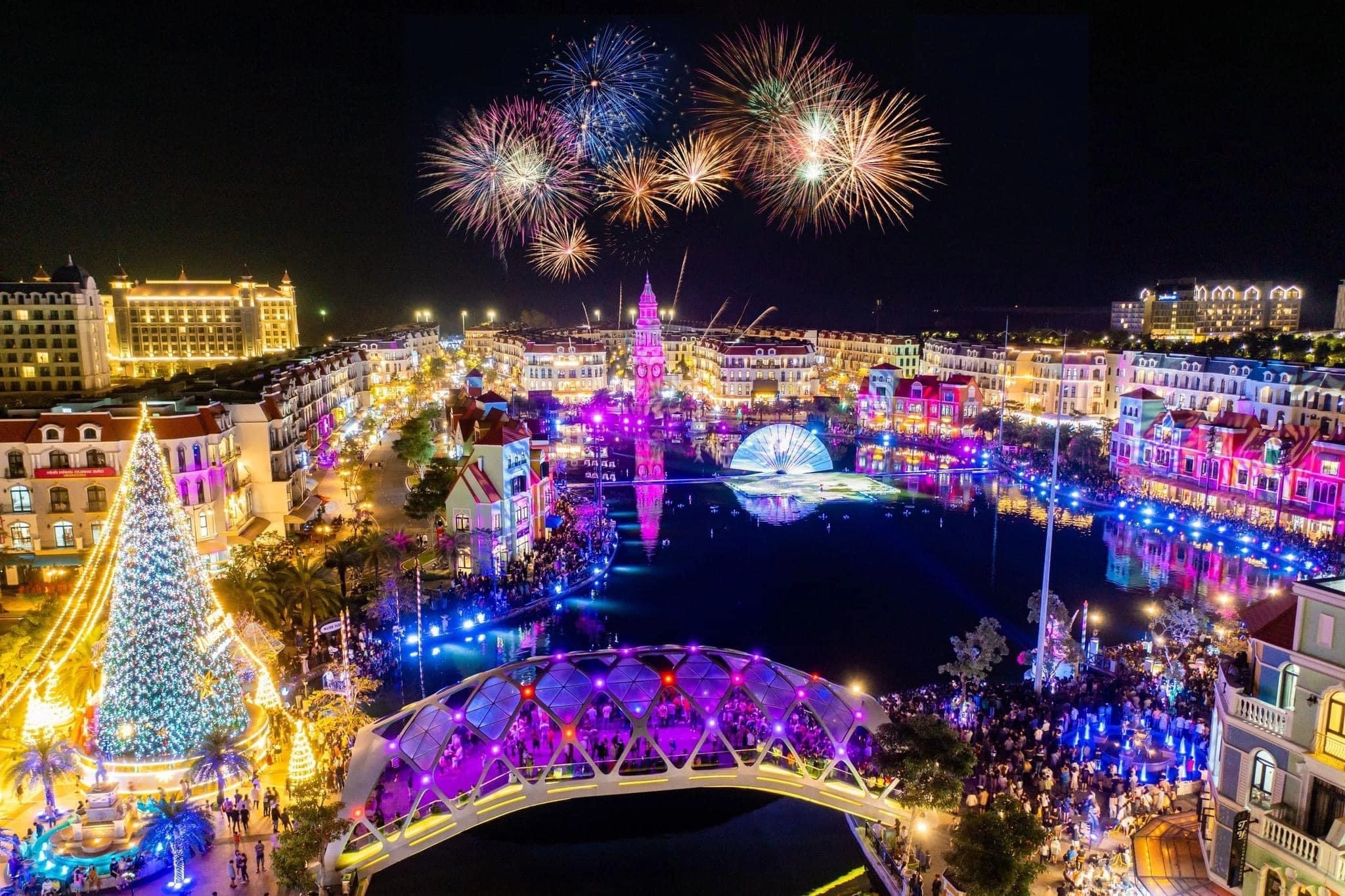 Khu Venice lên đèn là điểm nối giữa trải nghiệm thuyền và show buổi tối