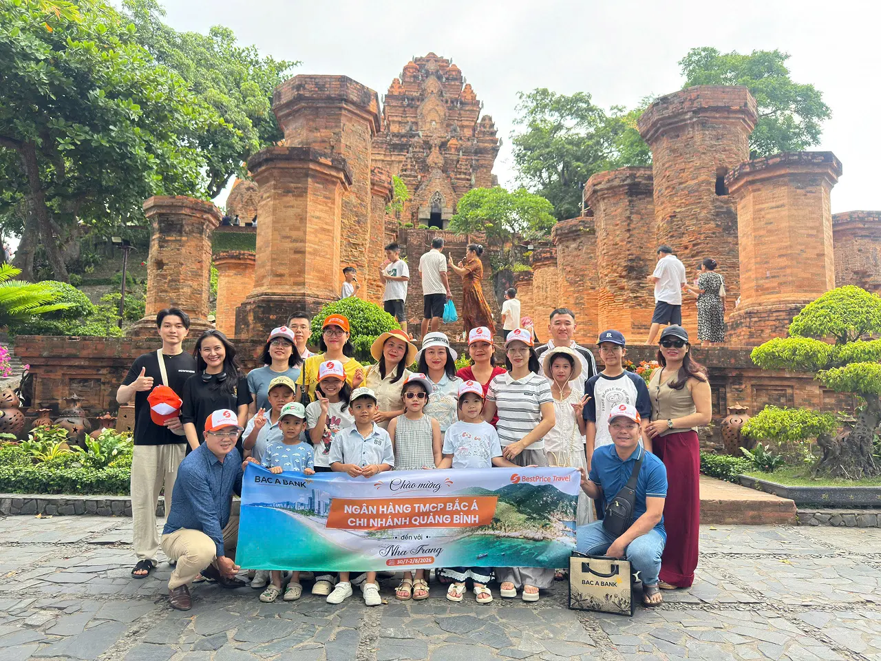 Đoàn Land Tour Nha Trang và gia đình chị Nhi tham quan VinWonders Đoàn Land Tour Nha Trang và gia đình chị Nhi tham quan VinWonders