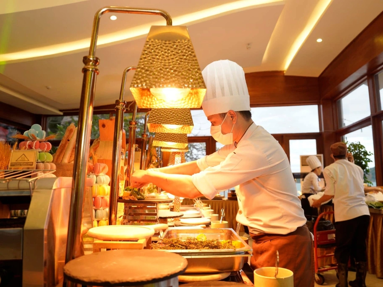 Nhà hàng Sea Breeze ở Merperle Hòn Tằm Resort